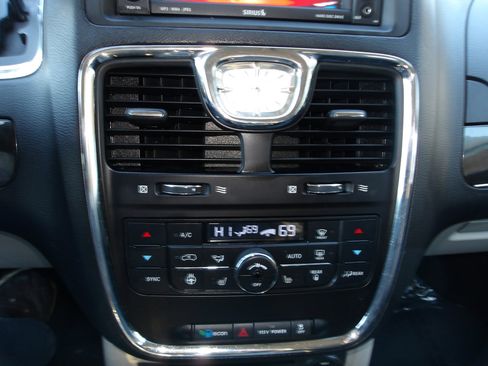 Used 2013 Chrysler Town & Country Touring-L w/ Entertainment Group #2 image 22