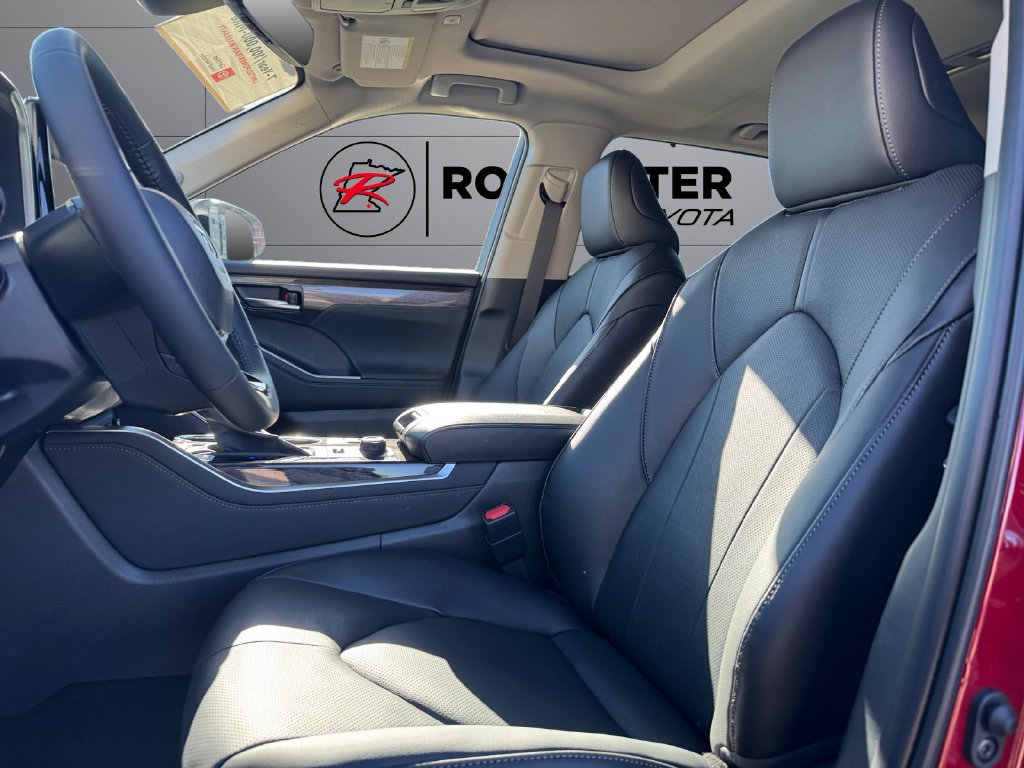 Certified 2026 Toyota Highlander Limited AWD/4WD image 10