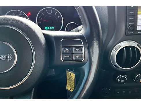 Used 2017 Jeep Wrangler Unlimited Rubicon w/ Connectivity Group AWD/4WD image 12
