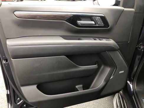 Used 2025 Chevrolet Suburban Premier AWD/4WD image 18
