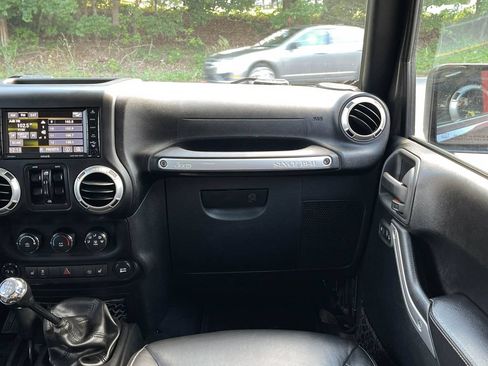 Used 2016 Jeep Wrangler Unlimited Rubicon AWD/4WD image 32