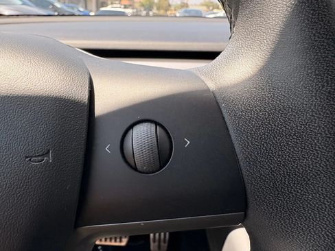 Used 2021 Tesla Model Y Long Range AWD/4WD image 17