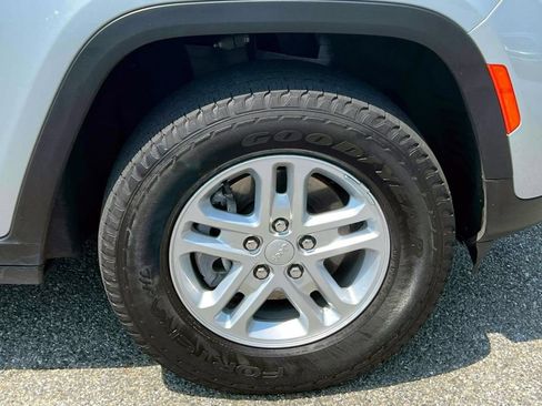 Used 2023 Jeep Grand Cherokee Laredo AWD/4WD image 10