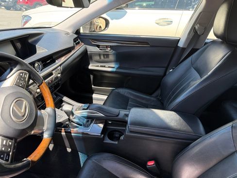 Used 2016 Lexus ES 350 w/ Luxury Package w/Wood Trim FWD image 6