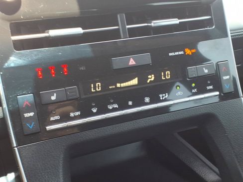 Used 2021 Toyota Avalon XSE w/ Carpet Mat Package (TMS) FWD image 18