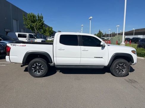 Used 2018 Toyota Tacoma TRD Off-Road w/ Technology Package image 4