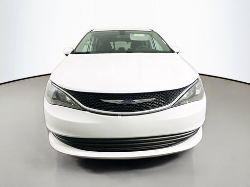Used 2018 Chrysler Pacifica LX FWD image 2