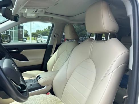 Used 2021 Toyota Highlander XLE FWD image 6