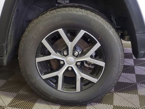 Used 2024 Jeep Grand Cherokee Limited image 5