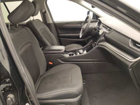 Used 2024 Jeep Grand Cherokee Laredo RWD image 21