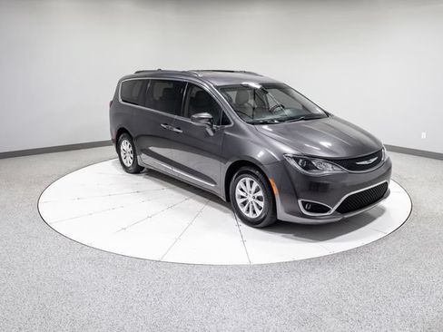 Used 2017 Chrysler Pacifica Touring-L FWD image 28