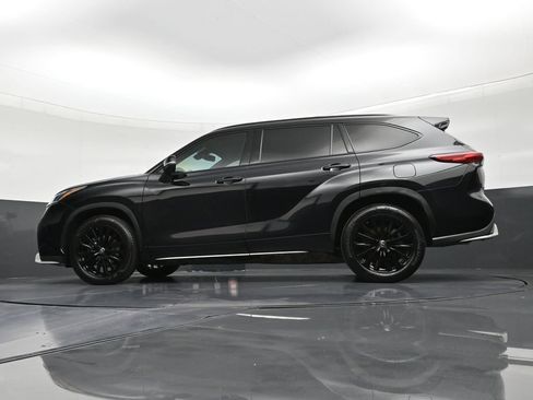 Used 2023 Toyota Highlander XSE FWD image 22
