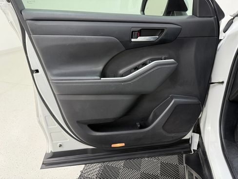 Used 2022 Toyota Highlander XLE FWD image 17