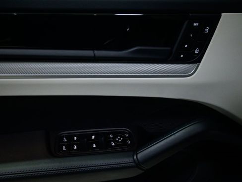 Used 2025 Porsche Cayenne image 19