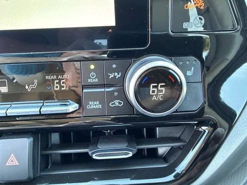 Used 2025 Toyota Highlander XLE image 28