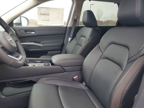 New 2025 Nissan Pathfinder SL image 11