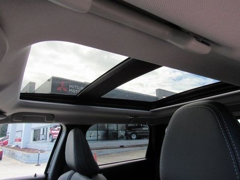 New 2025 Mitsubishi Outlander SE image 16