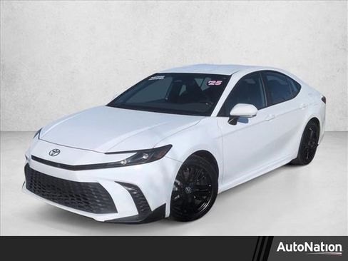 Used 2025 Toyota Camry SE w/ Convenience Package image 1
