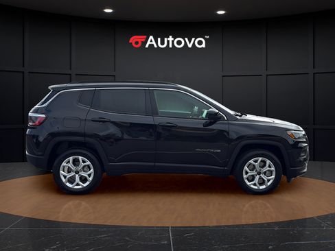 Used 2025 Jeep Compass Latitude AWD/4WD image 6