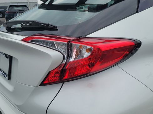Used 2021 Toyota C-HR LE FWD image 11