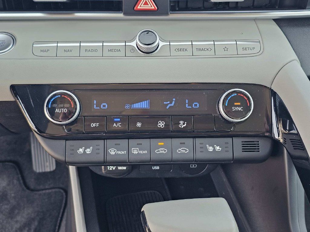 Used 2025 Hyundai Elantra Limited FWD image 29