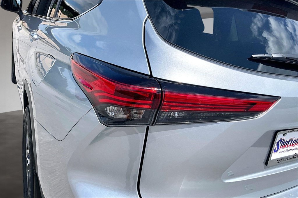 Used 2023 Toyota Highlander XLE FWD image 22