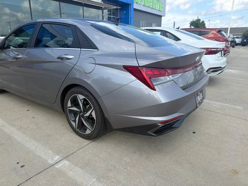 Used 2022 Hyundai Elantra Limited FWD image 4