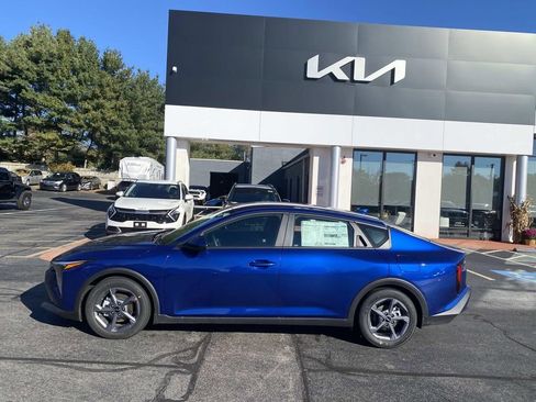 New 2025 Kia K4 LXS image 2