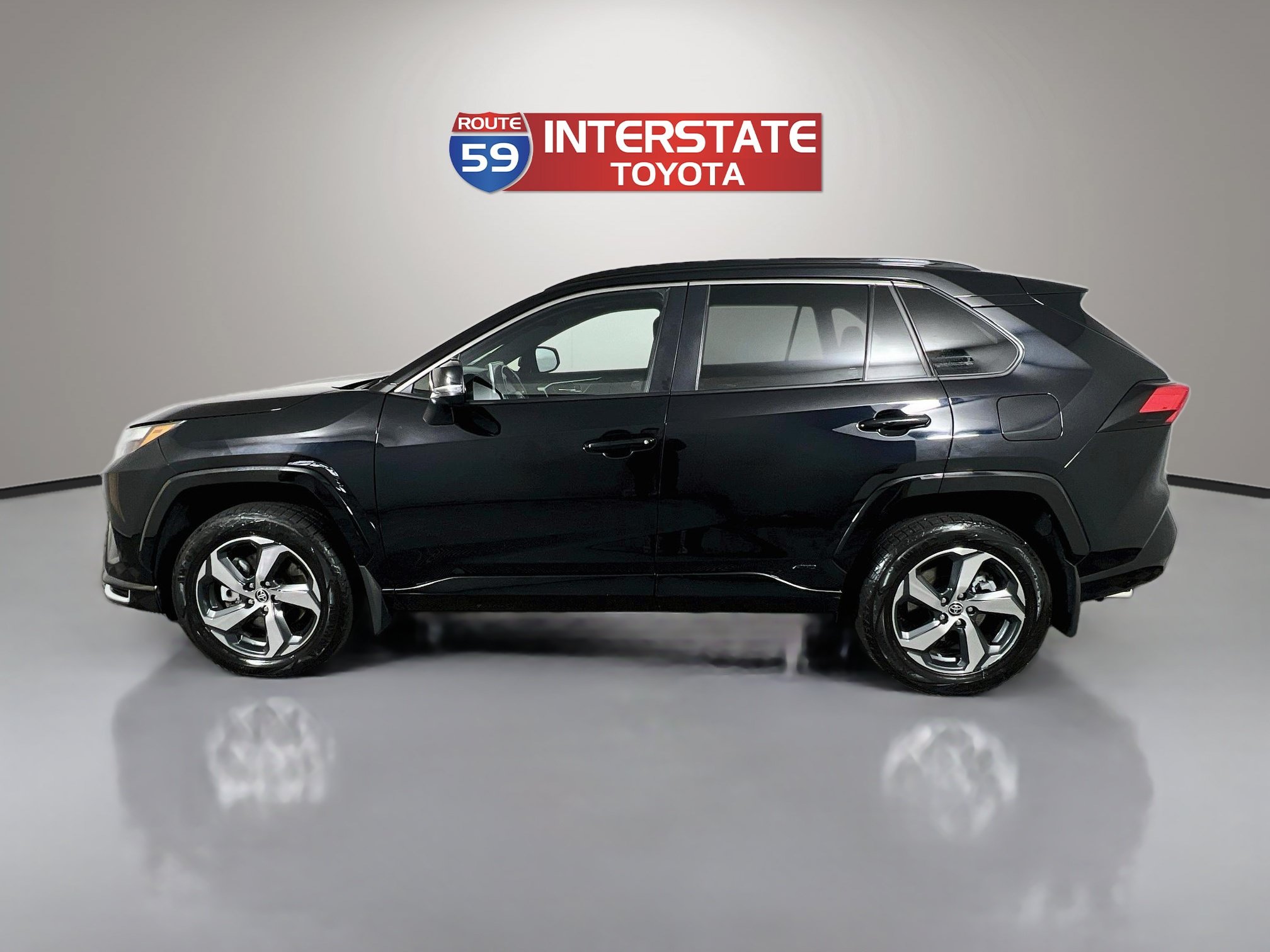 Used 2025 Toyota RAV4 SE w/ Weather & Moonroof Package AWD/4WD image 4