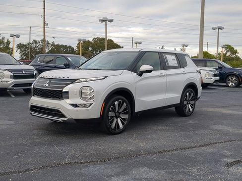 New 2025 Mitsubishi Outlander SE image 2