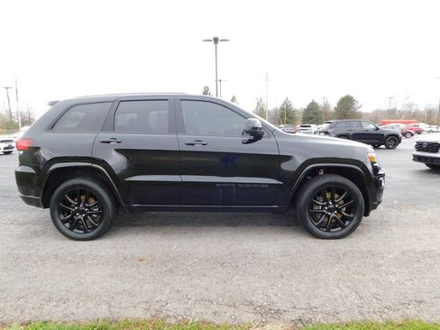 Used 2021 Jeep Grand Cherokee Laredo X image 2