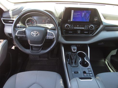 Used 2023 Toyota Highlander LE FWD image 17