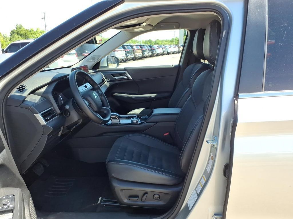 Used 2025 Mitsubishi Outlander SE AWD/4WD image 4