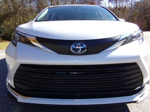 Used 2024 Toyota Sienna XLE image 4