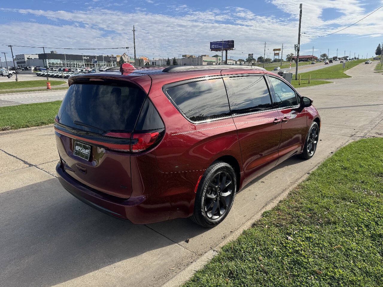 Used 2022 Chrysler Pacifica Touring-L w/ S Appearance Package AWD/4WD image 5