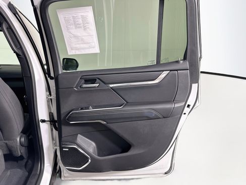 Used 2025 GMC Acadia Elevation FWD image 32