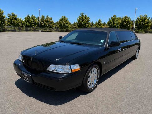 Used 2005 Lincoln Town Car Executive RWD image 3