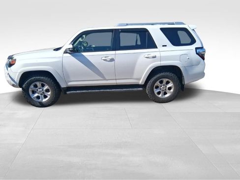Used 2018 Toyota 4Runner SR5 Premium AWD/4WD image 2