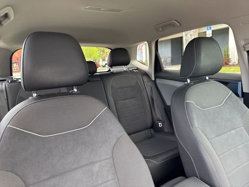 Used 2024 Volkswagen Taos SE image 12