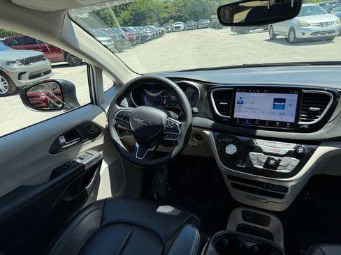 Used 2023 Chrysler Pacifica Touring-L image 35