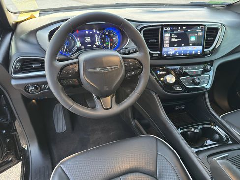 Used 2025 Chrysler Pacifica Limited FWD image 14