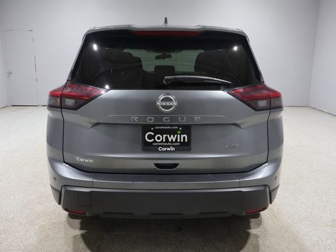 Used 2025 Nissan Rogue SV image 3