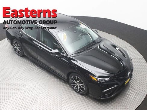 Used 2023 Toyota Camry SE image 3