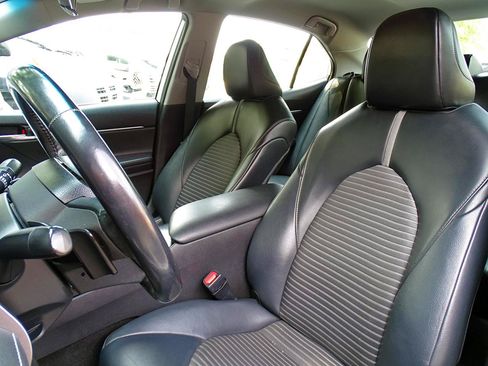 Used 2020 Toyota Camry SE FWD image 17
