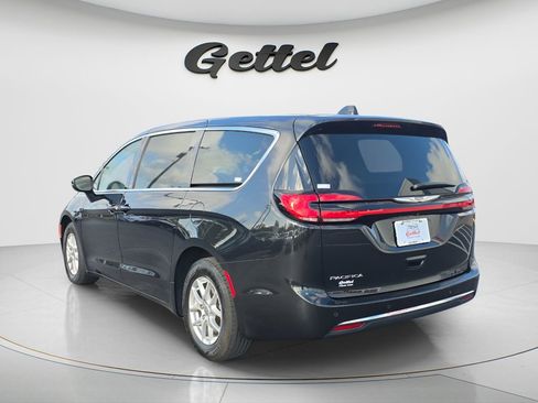 Used 2023 Chrysler Pacifica Touring-L FWD image 7