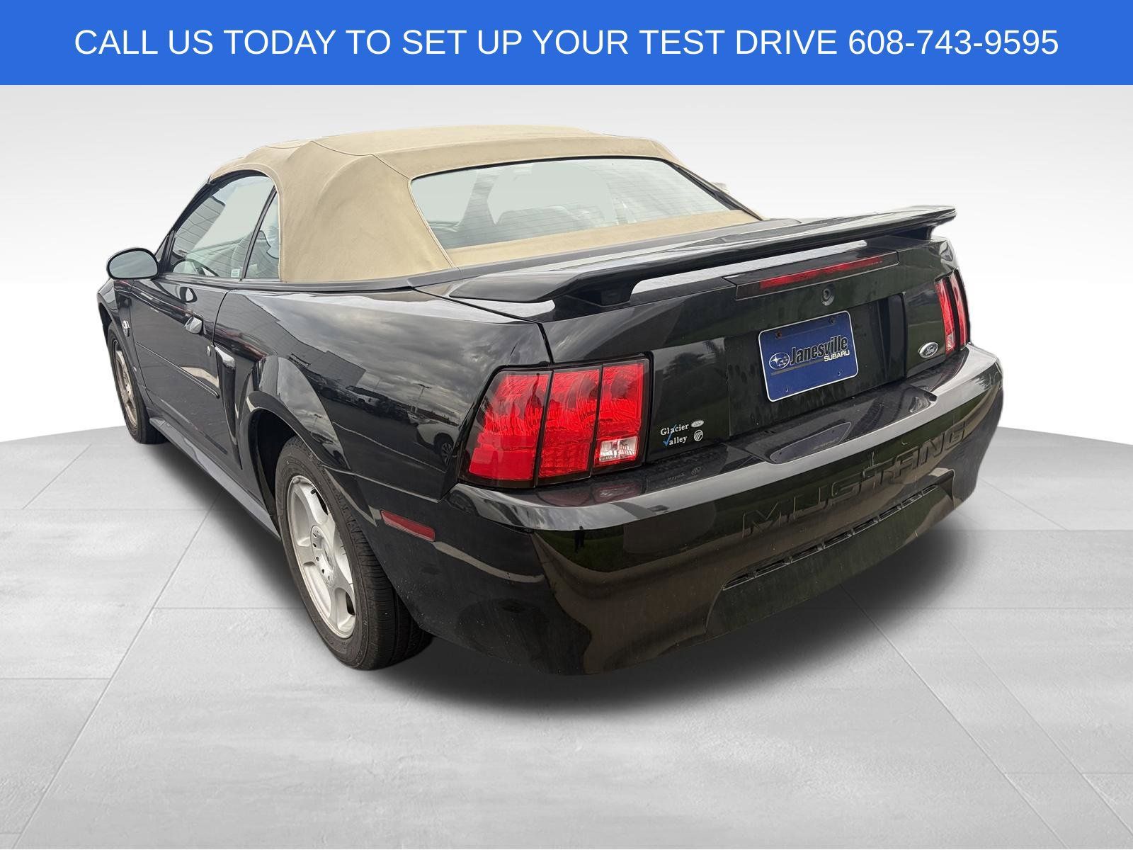 Used 2004 Ford Mustang Convertible RWD image 3