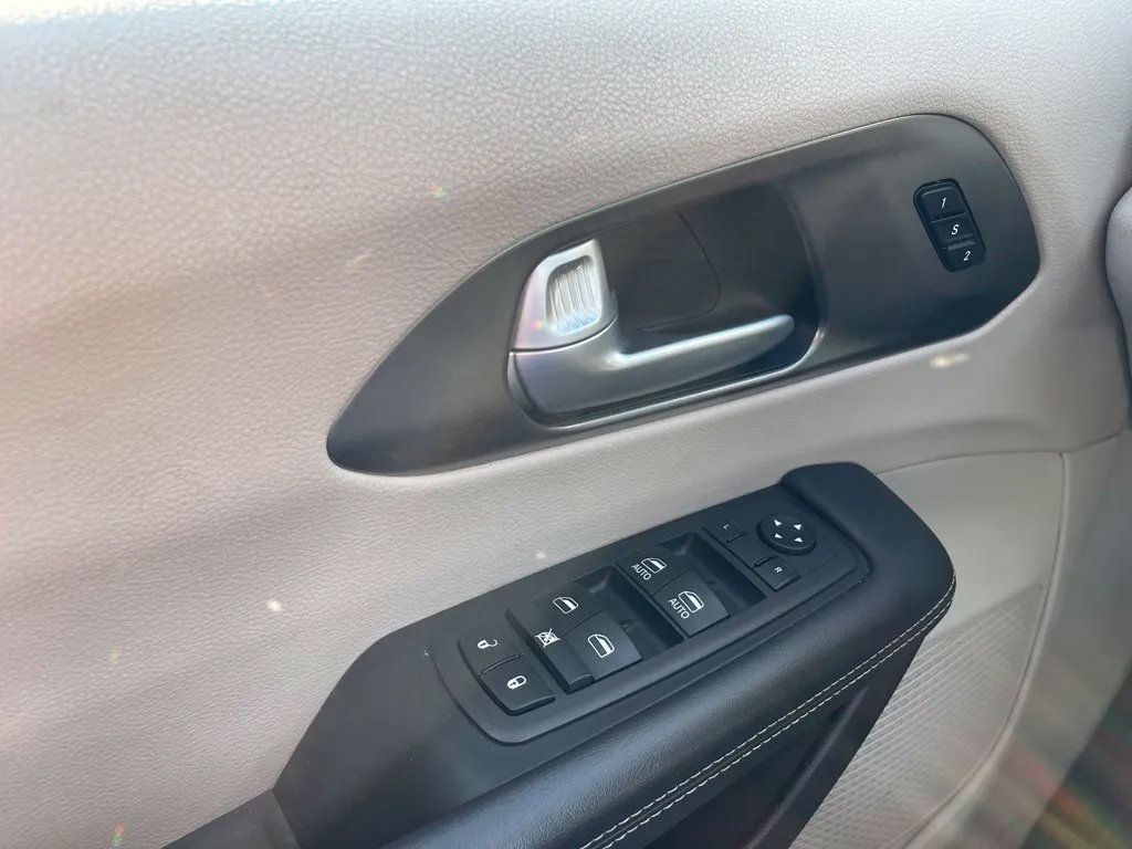 Used 2024 Chrysler Pacifica Touring-L FWD image 31