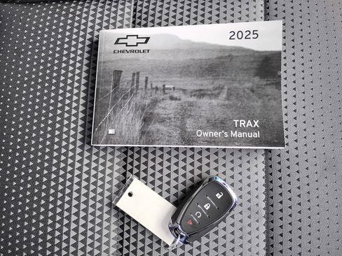 Used 2025 Chevrolet Trax LT w/ LT Convenience Package image 37