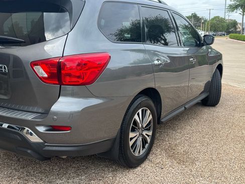 Used 2020 Nissan Pathfinder S image 4