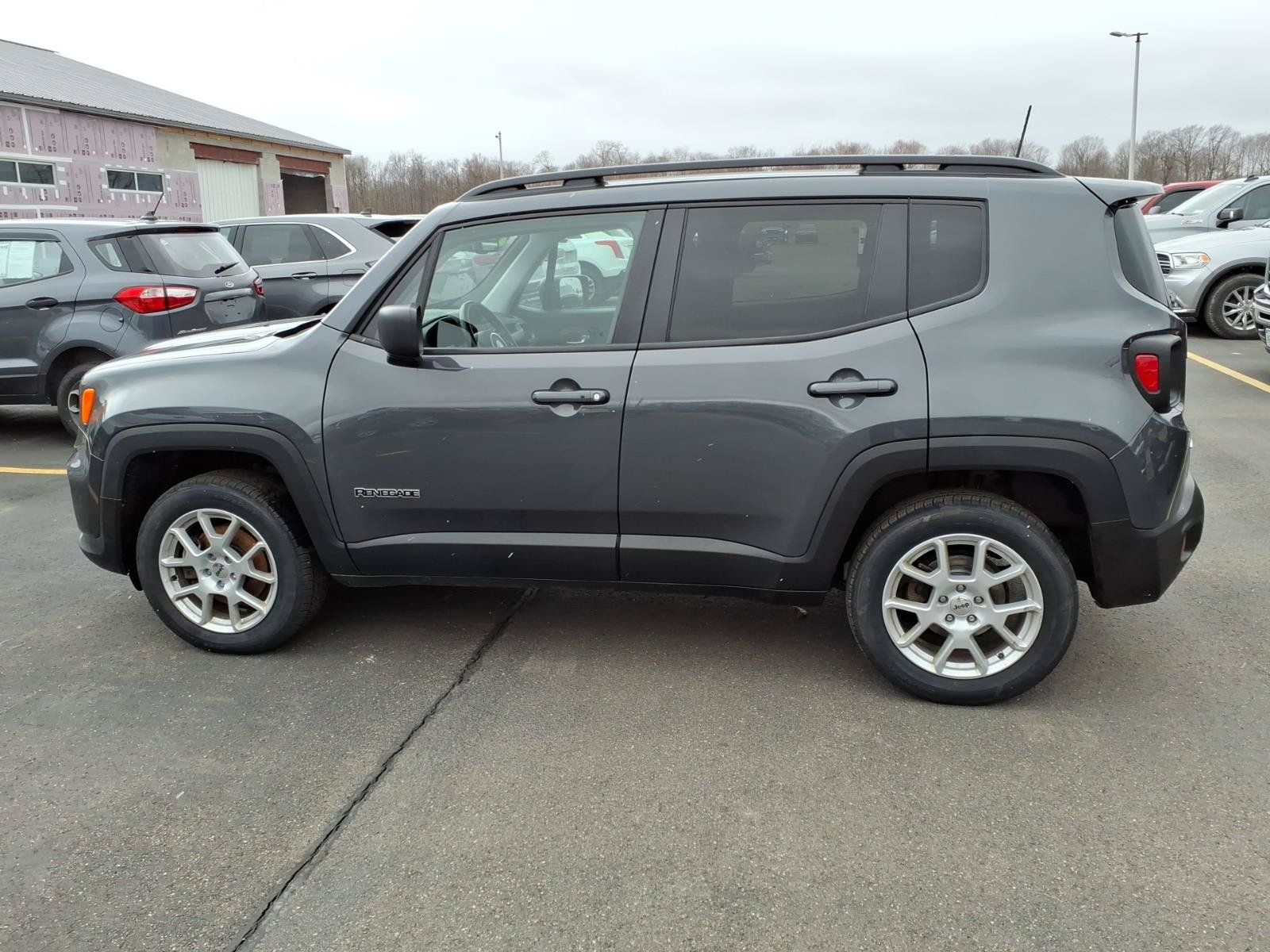 Used 2022 Jeep Renegade Latitude w/ Convenience Group AWD/4WD image 8
